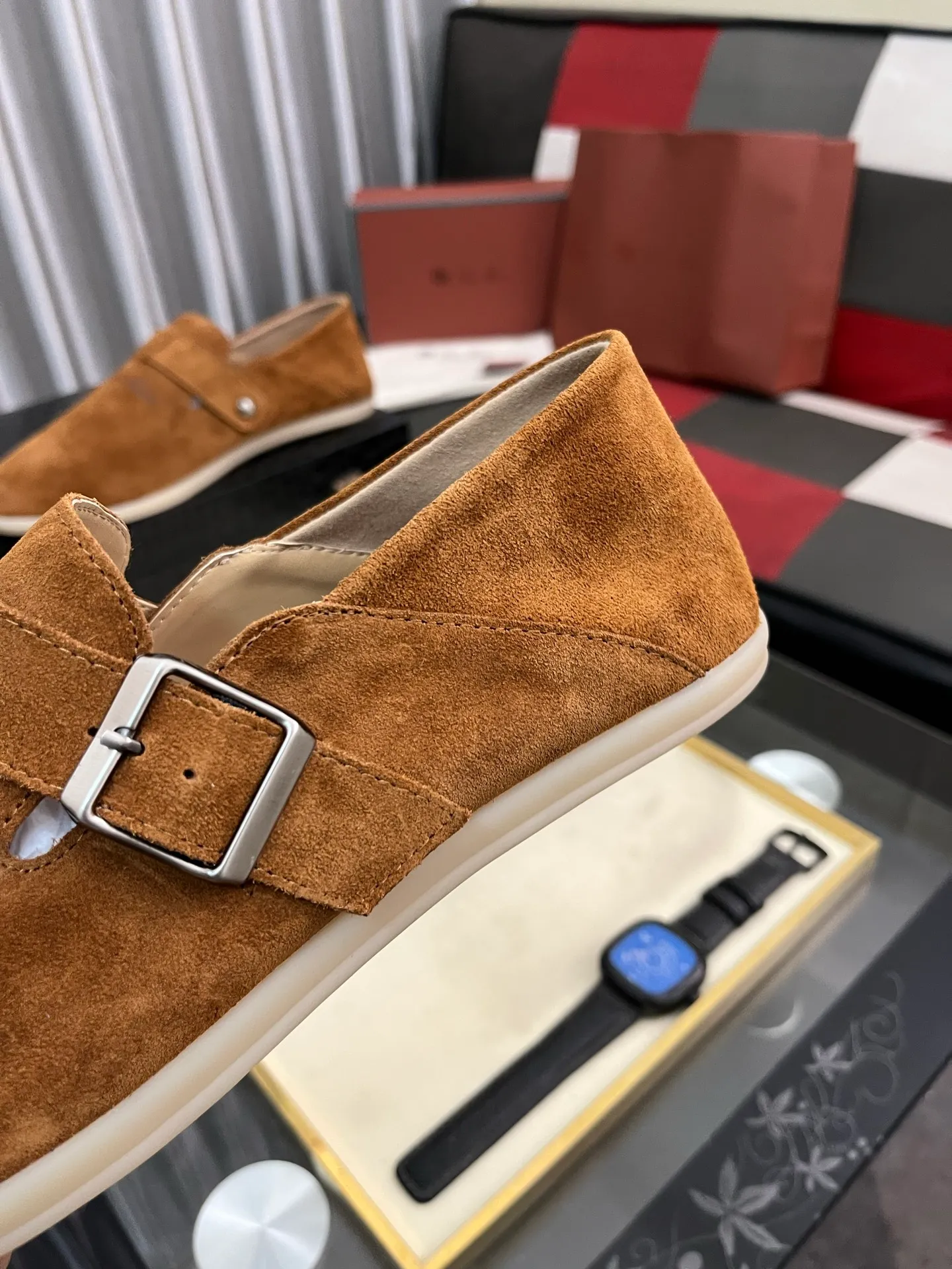 Men's men's shoes 💰458⌚️⌚️ Loro Piana's classic hot model lp top version of Pili casual shoes. It turns out that these are the casual shoes that are said to be able to walk 20,000 steps without getting tired. This pair has both good looks and feel. You will be completely lost as soon as you put it on. The minimalist design is eye-catching and durable, and it is a bonus for dressing. The soft feeling on the feet has outstanding texture, and it is very nice without abrasion on the feet. The soft and waxy soles make it easy to wear for daily use for a long time. Who can resist a pair of versatile and good-looking loafers? Don't be too elegant at all, the feel and texture of the feet are good, the key is to make the legs look longer and not tire the feet, the main thing is that it is just right!        Material: Original cowhide Lining: Original sheepskin Outsole: Original sole Size: 38-44